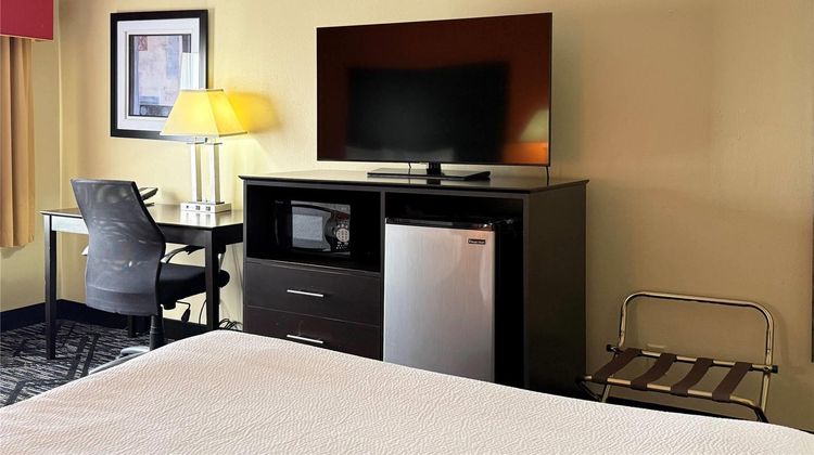 Baymont Inn & Suites Evansville North Room