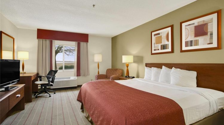 Baymont Inn & Suites Evansville North Room