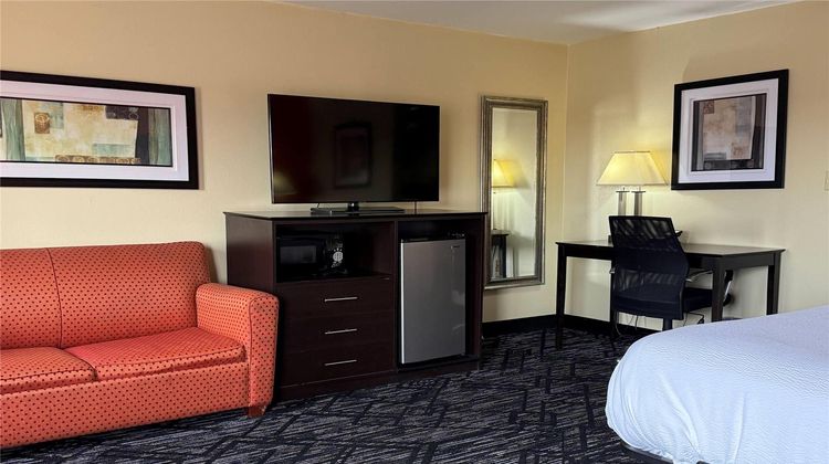 Baymont Inn & Suites Evansville North Room