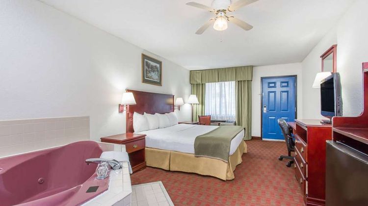 Baymont Inn & Suites Manning Room
