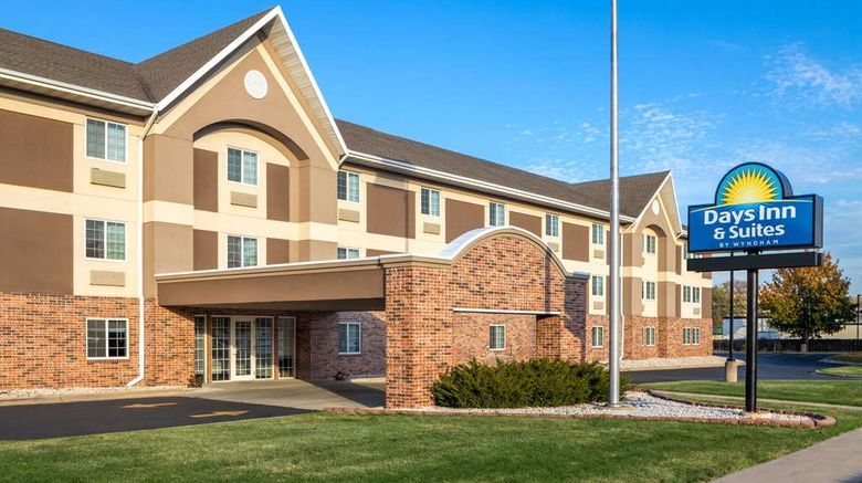 <b>Days Inn & Suites Green Bay Exterior</b>. Images powered by <a href="https://iceportal.shijigroup.com/" title="IcePortal" target="_blank">IcePortal</a>.