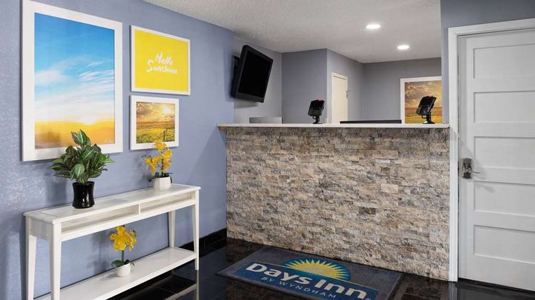 Days Inn & Suites Green Bay Lobby