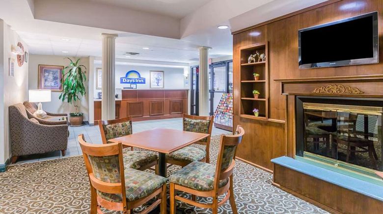 <b>Days Inn Chiefland Lobby</b>. Images powered by <a href="https://iceportal.shijigroup.com/" title="IcePortal" target="_blank">IcePortal</a>.