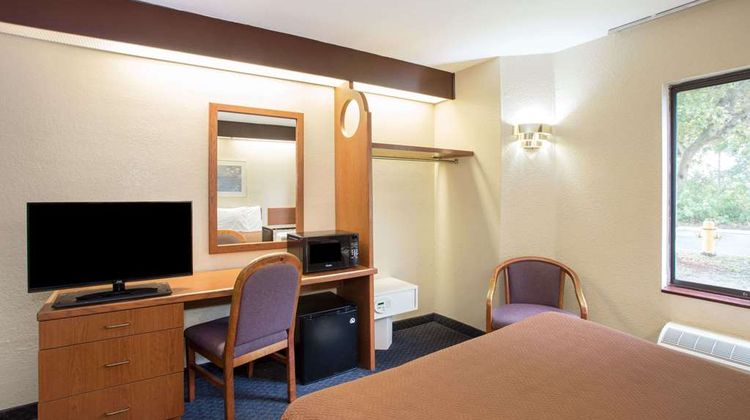 Travelodge Fort Myers Airport Room