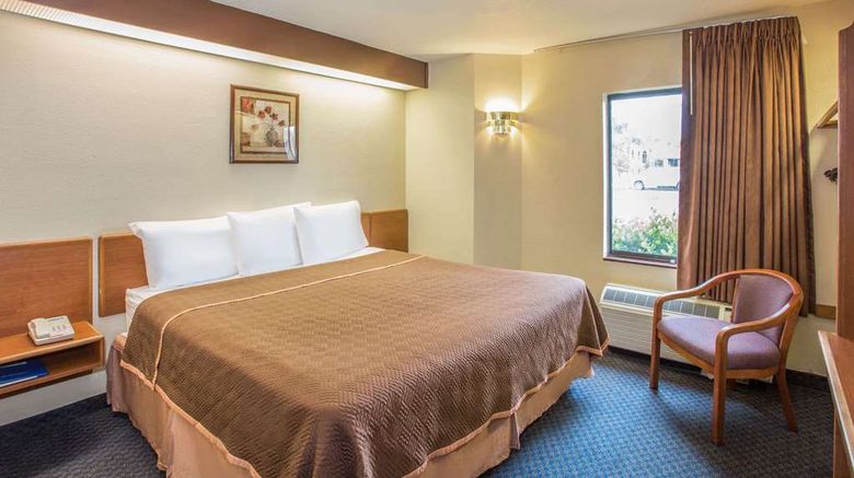 <b>Travelodge Fort Myers Airport Room</b>. Images powered by <a href="https://iceportal.shijigroup.com/" title="IcePortal" target="_blank">IcePortal</a>.