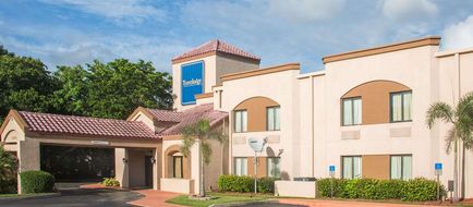 Travelodge Fort Myers Airport Exterior