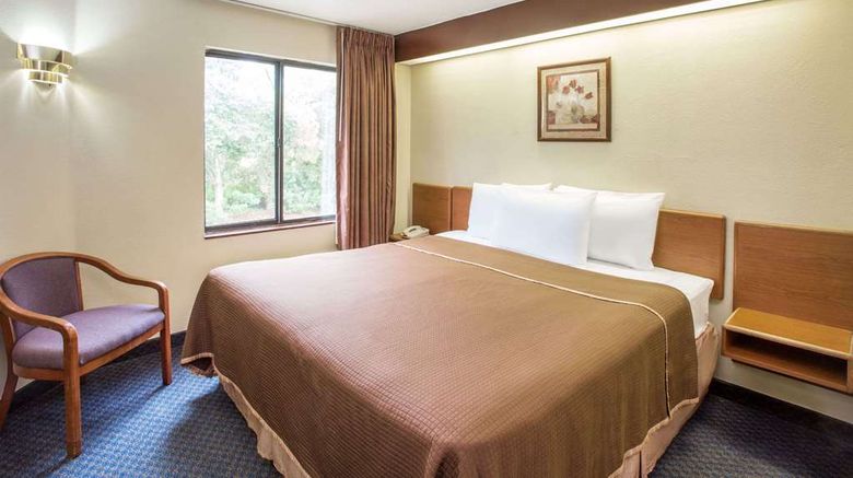 <b>Travelodge Fort Myers Airport Room</b>. Images powered by <a href="https://iceportal.shijigroup.com/" title="IcePortal" target="_blank">IcePortal</a>.