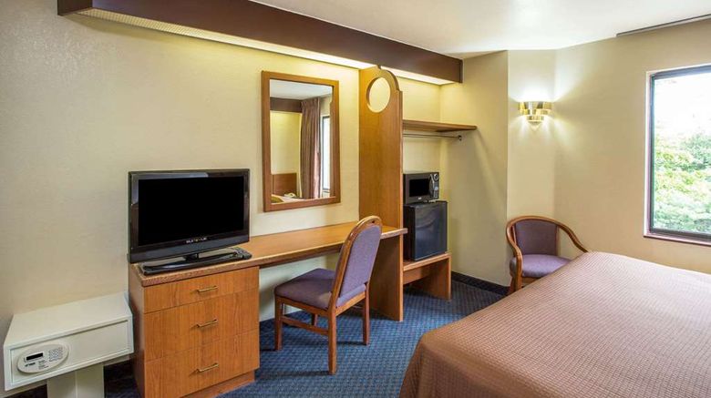 <b>Travelodge Fort Myers Airport Room</b>. Images powered by <a href="https://iceportal.shijigroup.com/" title="IcePortal" target="_blank">IcePortal</a>.