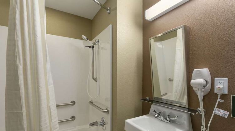 Microtel Inn & Suites by Wyndham Minot Room