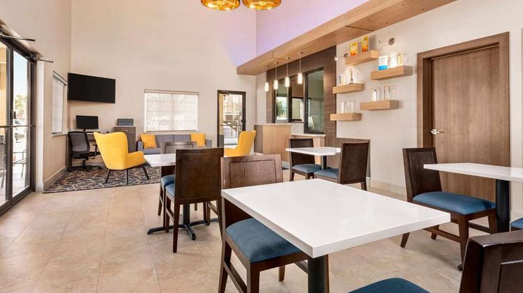 Days Inn & Suites Houston Hobby Airport Lobby