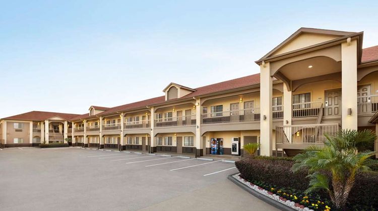 Days Inn & Suites Houston Hobby Airport Exterior