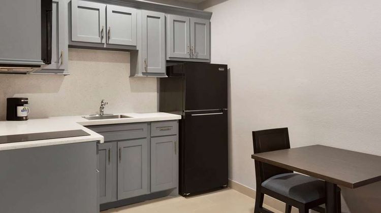 Days Inn & Suites Houston Hobby Airport Room