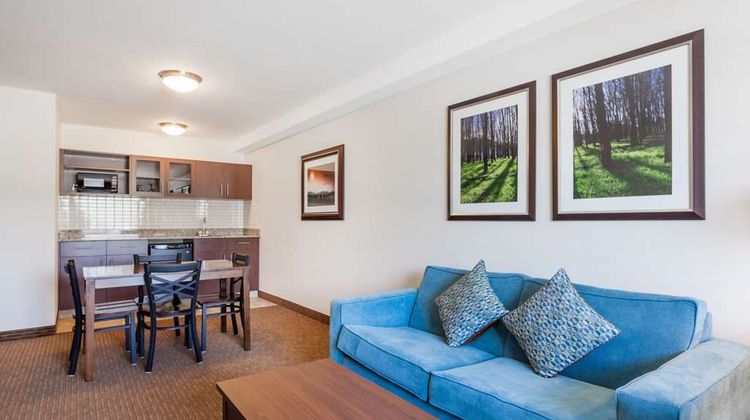 Ramada Creston Hotel Room