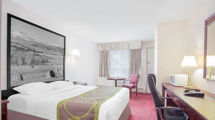 Super 8 Lethbridge Room