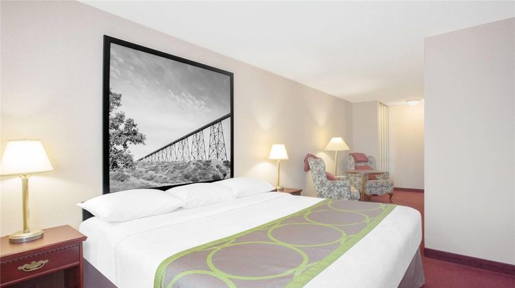 Super 8 Lethbridge Room
