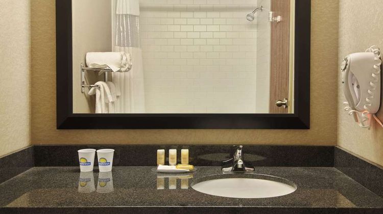 Days Inn Regina Airport West Room