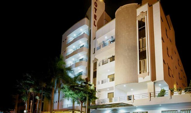 Howard Johnson Hotel Versalles Exterior