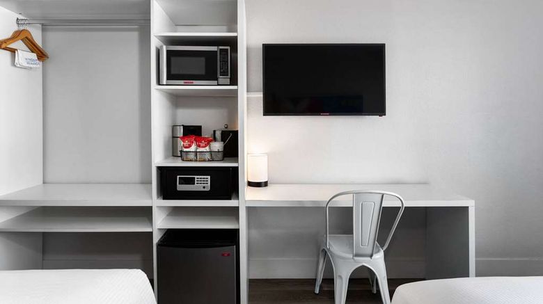 <b>Developer Inn Maingate, a Baymont by Wyndham Room</b>. Images powered by <a href="https://iceportal.shijigroup.com/" title="IcePortal" target="_blank">IcePortal</a>.