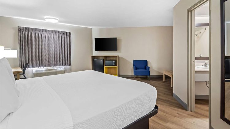 Days Inn & Suites DeSoto Suite