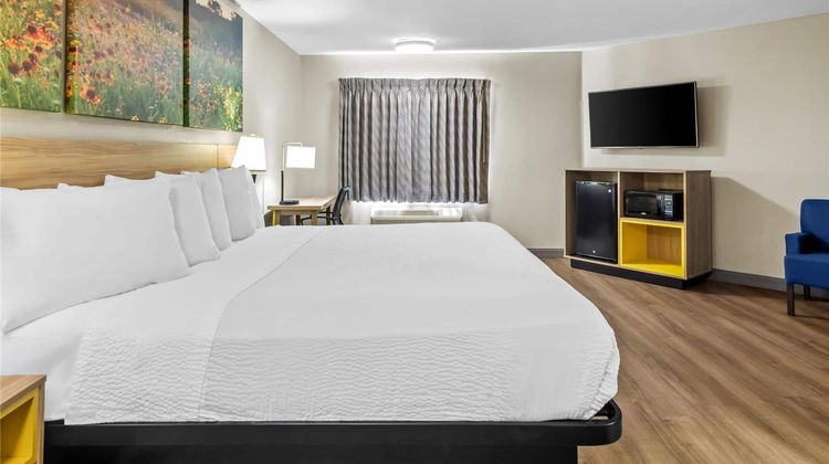 Days Inn & Suites DeSoto Suite