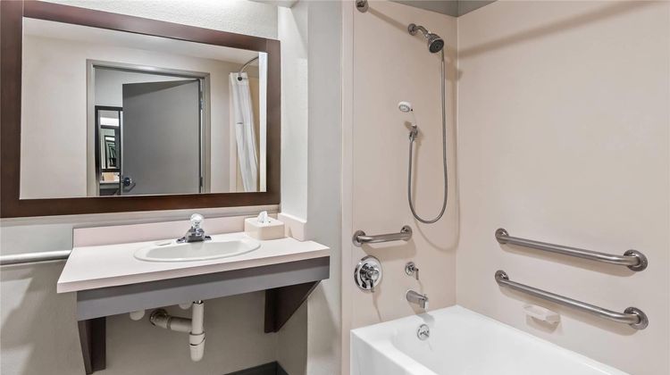 Days Inn & Suites DeSoto Room