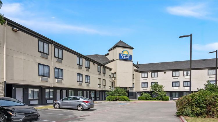 Days Inn & Suites DeSoto Pool