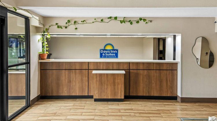 Days Inn & Suites DeSoto Lobby