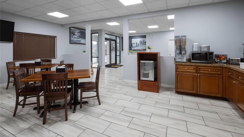 <b>Super 8 Macon West Lobby</b>. Images powered by <a href="https://iceportal.shijigroup.com/" title="IcePortal" target="_blank">IcePortal</a>.