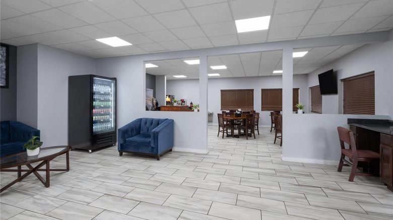 <b>Super 8 Macon West Lobby</b>. Images powered by <a href="https://iceportal.shijigroup.com/" title="IcePortal" target="_blank">IcePortal</a>.