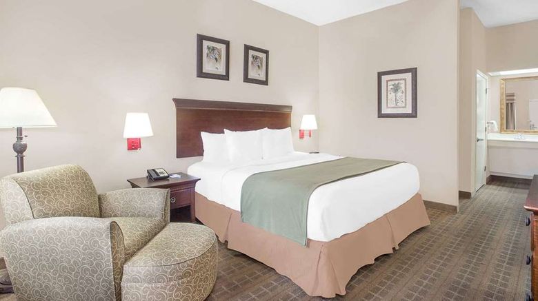 <b>Baymont Inn & Suites Crestview Room</b>. Images powered by <a href="https://iceportal.shijigroup.com/" title="IcePortal" target="_blank">IcePortal</a>.
