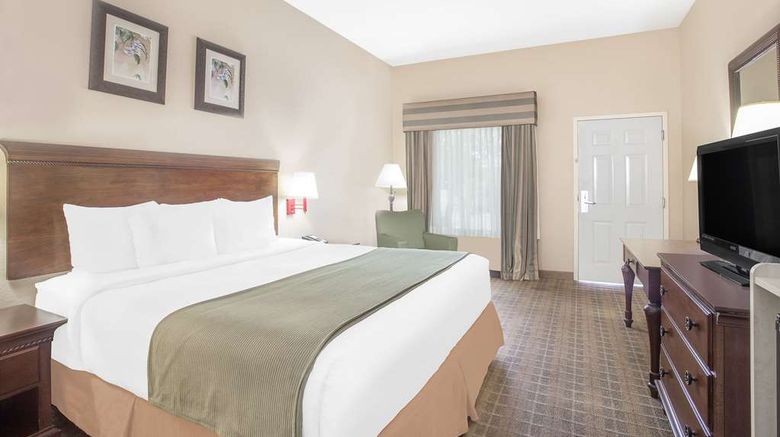 <b>Baymont Inn & Suites Crestview Room</b>. Images powered by <a href="https://iceportal.shijigroup.com/" title="IcePortal" target="_blank">IcePortal</a>.