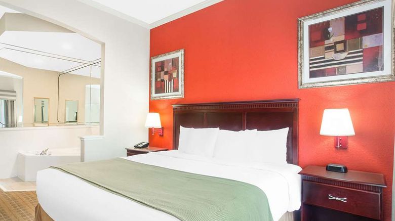 <b>Baymont Inn & Suites Crestview Suite</b>. Images powered by <a href="https://iceportal.shijigroup.com/" title="IcePortal" target="_blank">IcePortal</a>.