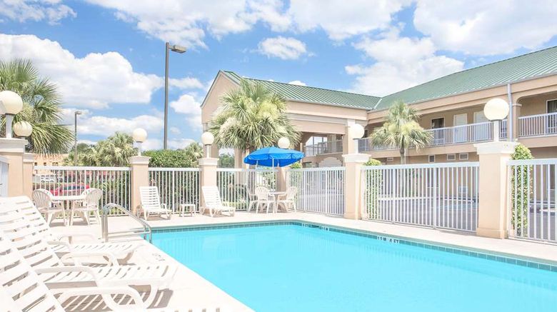 <b>Baymont Inn & Suites Crestview Pool</b>. Images powered by <a href="https://iceportal.shijigroup.com/" title="IcePortal" target="_blank">IcePortal</a>.