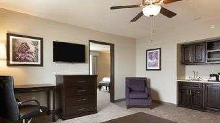 Baymont Inn & Suites College Station Suite