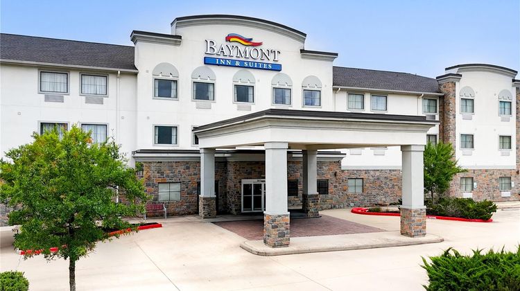 Baymont Inn & Suites College Station Exterior