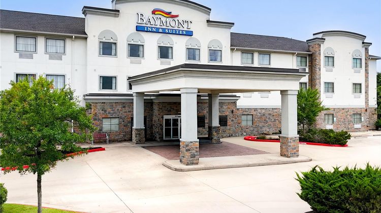 Baymont Inn & Suites College Station Exterior