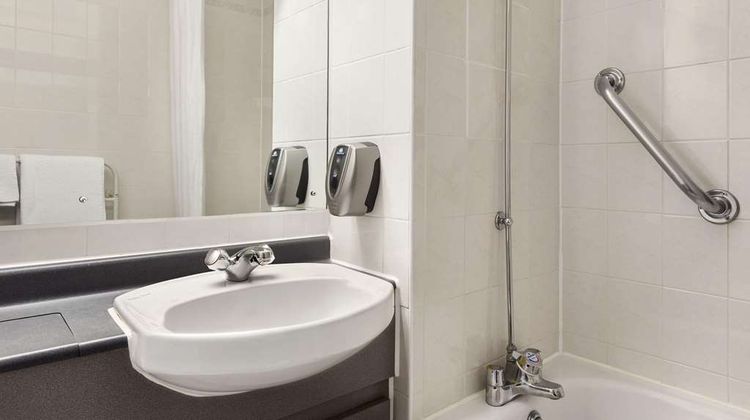 Days Inn Sevenoaks Clacket Lane Room