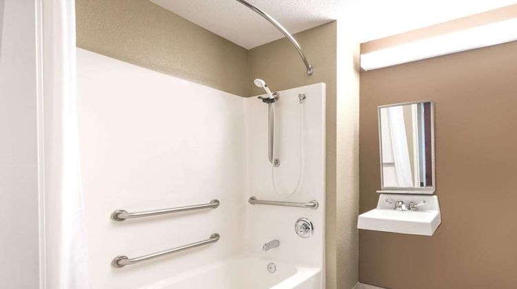 Microtel Inn & Suites Dickinson Room