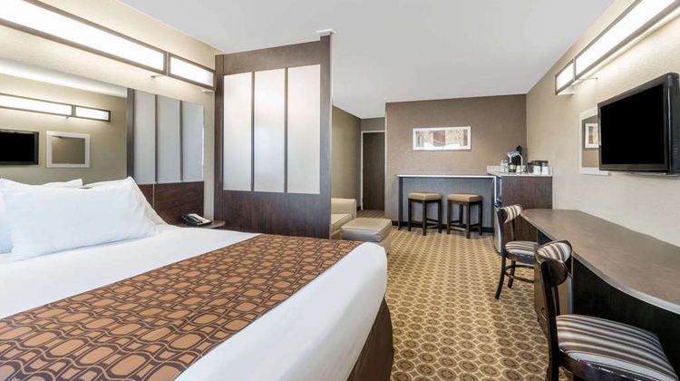 Microtel Inn & Suites Dickinson Room