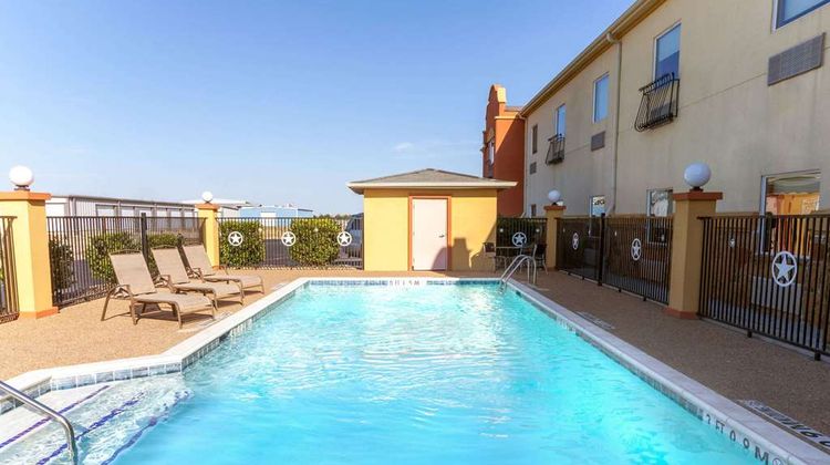 Super 8 by Wyndham Groesbeck Pool