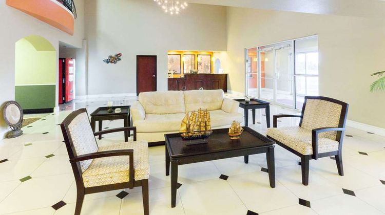 Super 8 by Wyndham Groesbeck Lobby