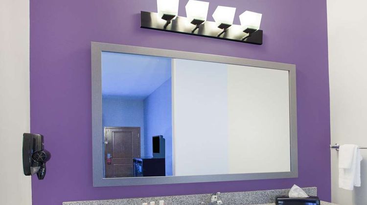 Super 8 Carthage Room