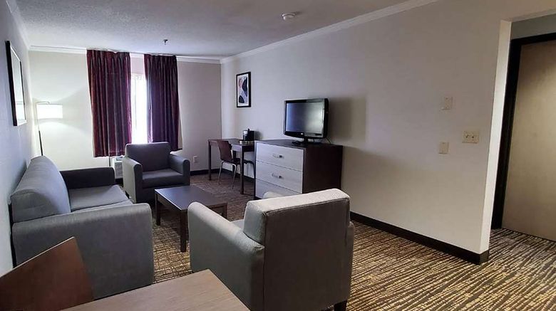 <b>Wingate by Wyndham Canton/Hall of Fame Room</b>. Images powered by <a href="https://iceportal.shijigroup.com/" title="IcePortal" target="_blank">IcePortal</a>.