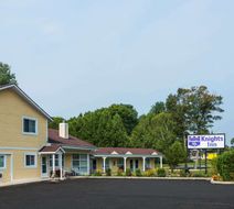 Knights Inn Bracebridge Exterior