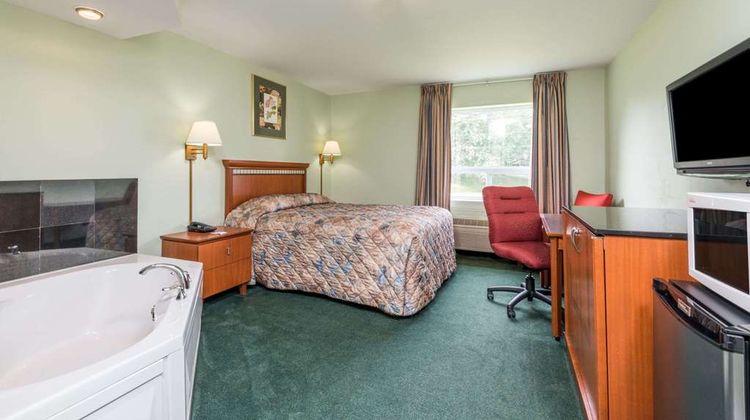 Knights Inn Bracebridge Suite