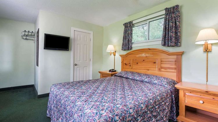 Knights Inn Bracebridge Room