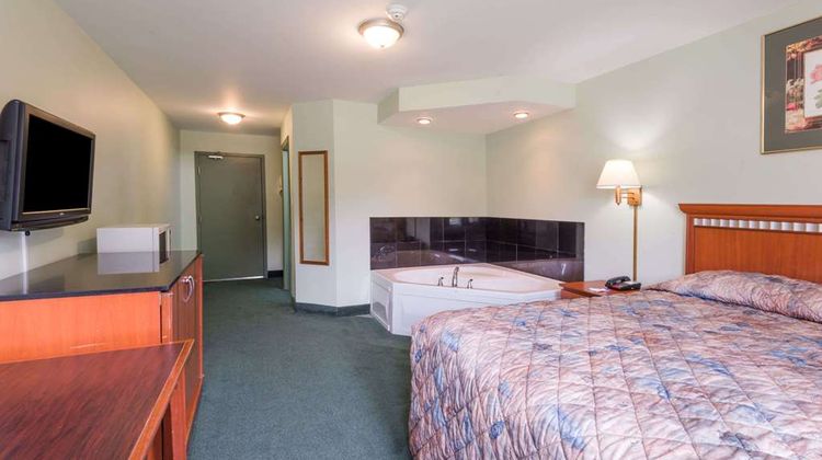 Knights Inn Bracebridge Suite