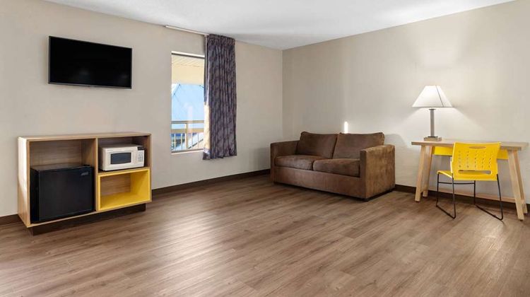 Days Inn & Suites Albany Suite