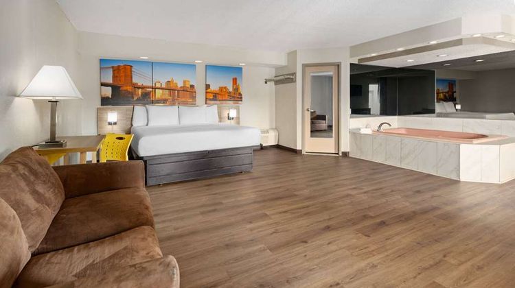 Days Inn & Suites Albany Suite