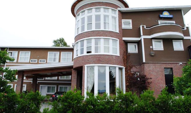 Days Inn - Surrey Exterior